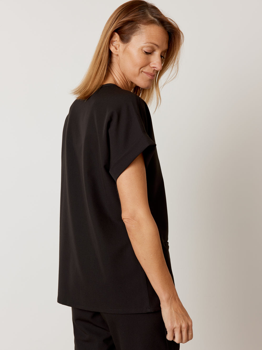HALLI With King Animal Hospital EMBROIDERY - BLACK - Loose Fit Scrub Top - SILVADUR™