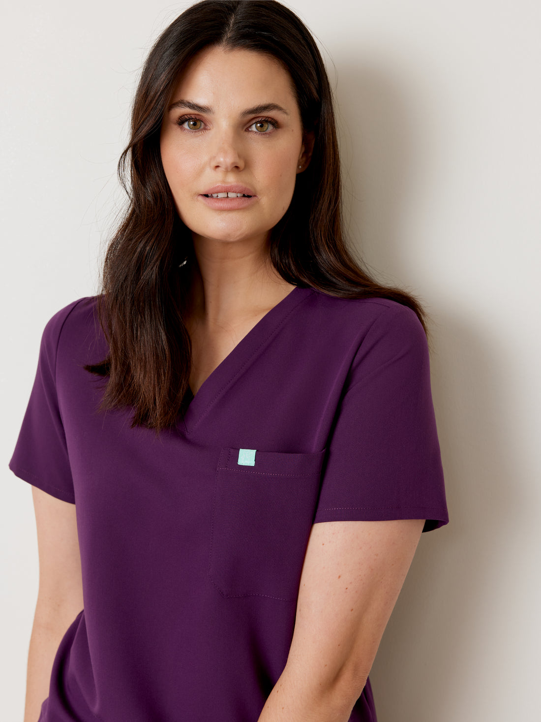 GABRIELLE RE-GARDE™ - AUBERGINE - One Pocket Scrub Top - SILVADUR™ - Final Sale||GABRIELLE RE-GARDE™ - AUBERGINE - Haut Une Poche - SILVADUR™ - Vente Finale