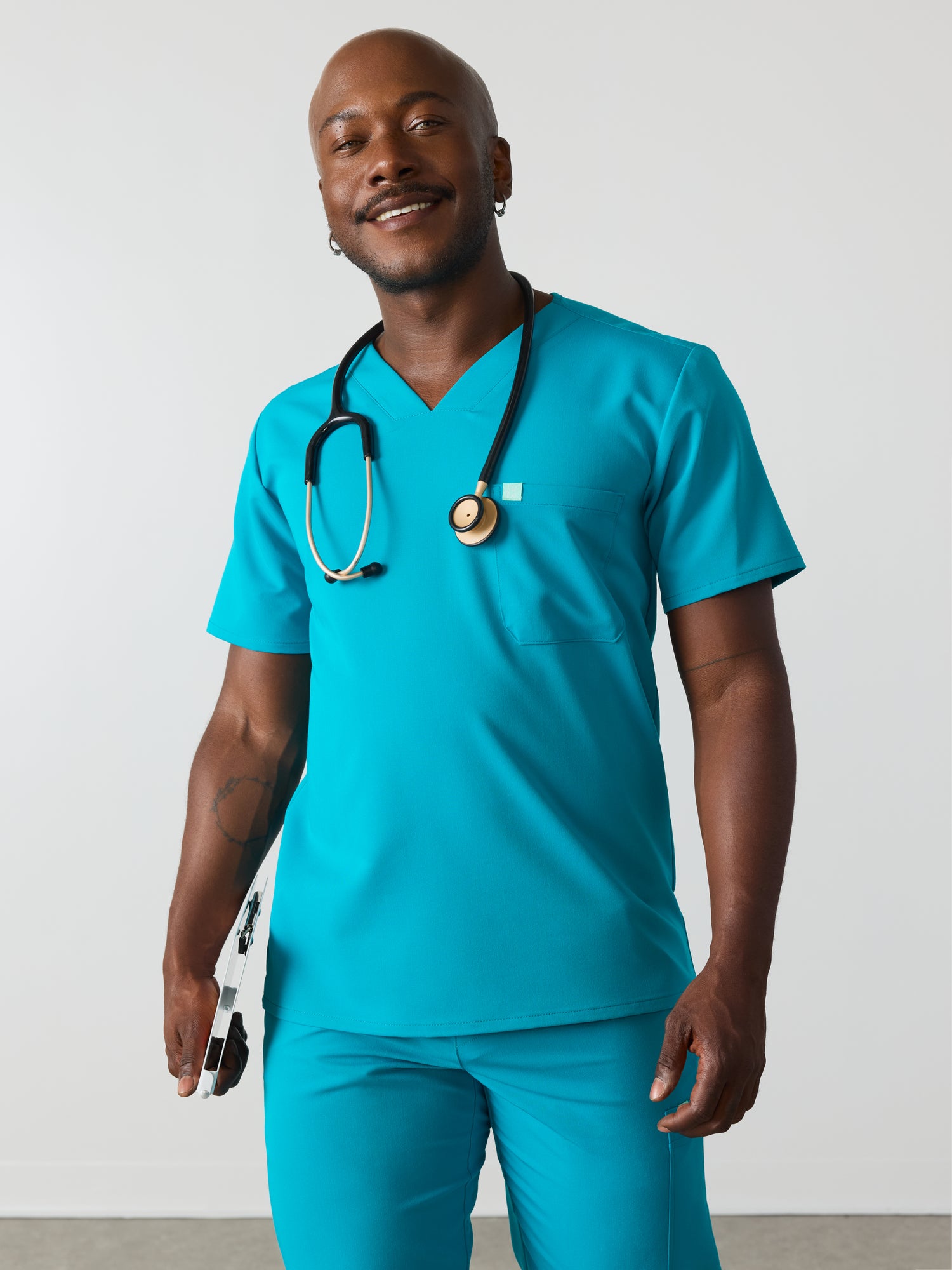 LOGAN RE-GARDE™ - PARADISE BLUE - One Pocket Men's Scrub Top - SILVADUR™