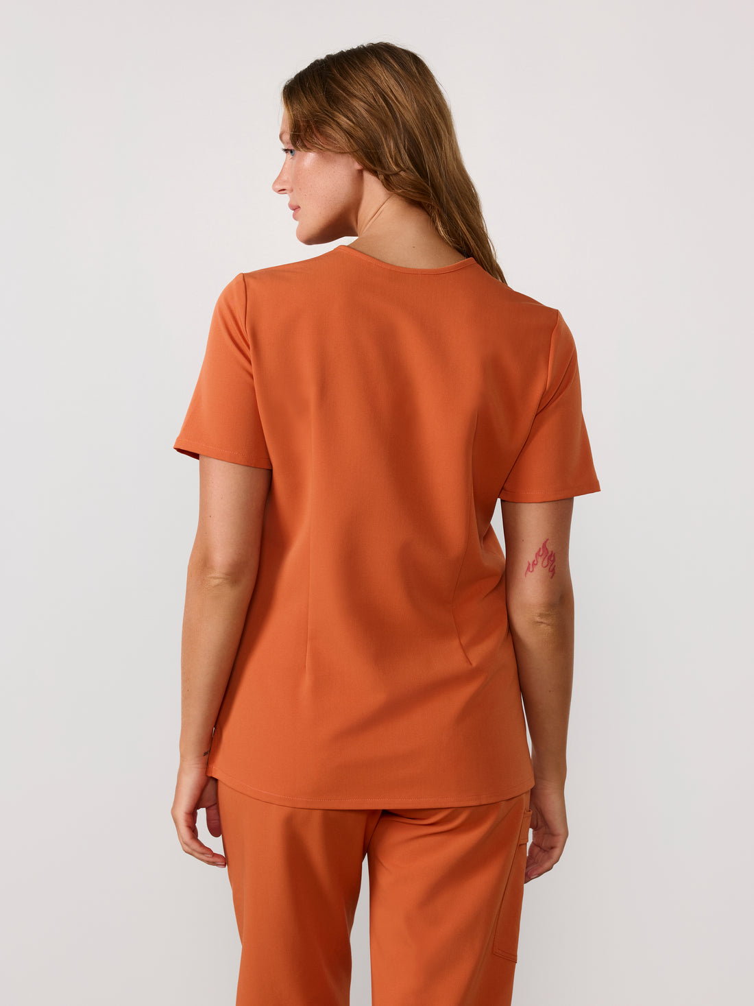 LIV RE-GARDE™ - CRÈME BRÛLÉE - Three Pockets Scrub Top - SILVADUR™
