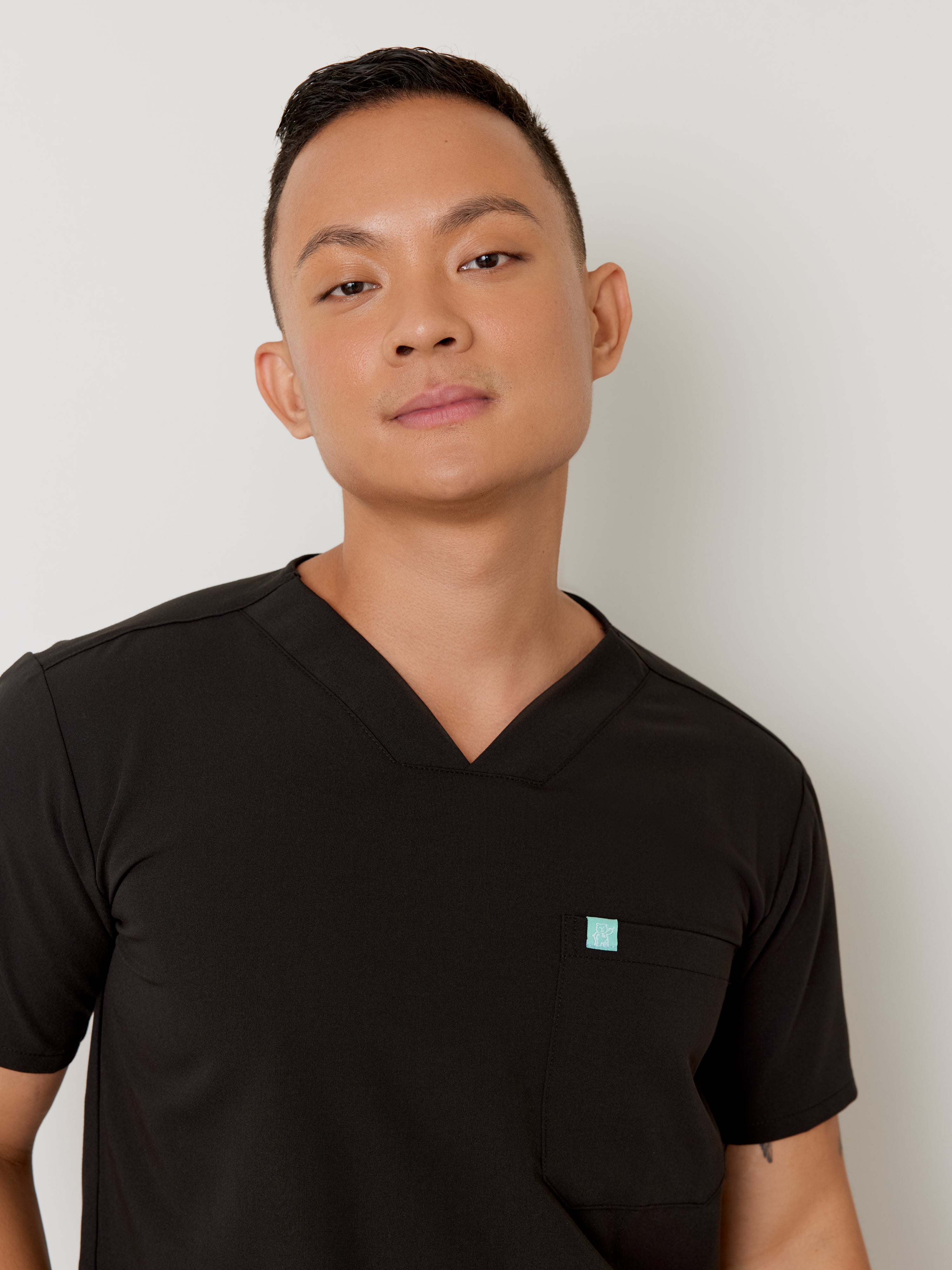 LOGAN RE-GARDE™ - BLACK - One Pocket Men's Scrub Top - SILVADUR™