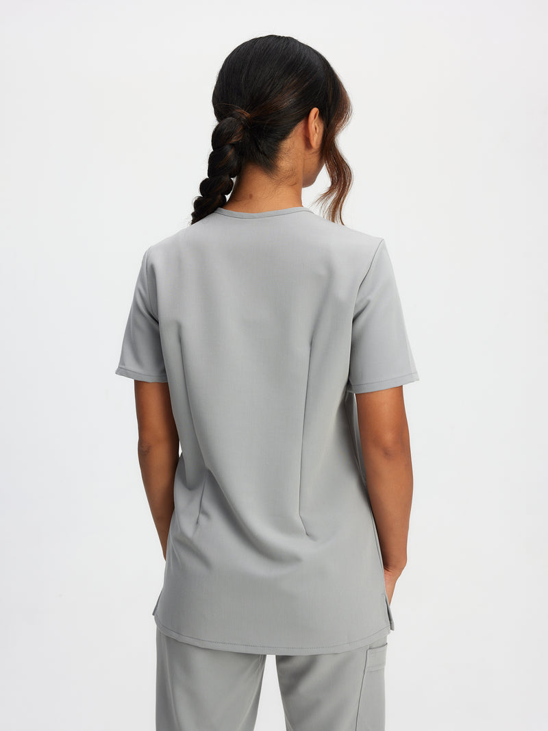 CHLOE RE-GARDE™ - GRIS PAISIBLE - Three Pockets Scrub Top||CHLOE RE-GARDE™ - GRIS PAISIBLE - Haut Trois Poches