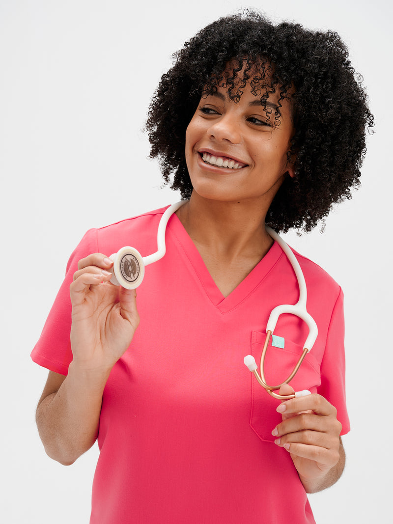 GABRIELLE RE-GARDE™ - ROSE FLAMANT - One Pocket Scrub Top||GABRIELLE RE-GARDE™ - ROSE FLAMANT - Haut Une Poche